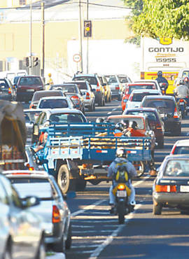 Motoristas descumprem regras do trnsito em congestionamento durante dia de greve