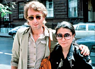 John lennon e Yoko Ono em nova York, diante do estdio Hit Factory, onde gravaram juntos o lbum "Double Fantasy"