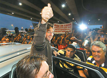 O prefeito de Recife, Joo da Costa,  ovacionado por seus correligionrios aps desembarcar no aeroporto de Recife