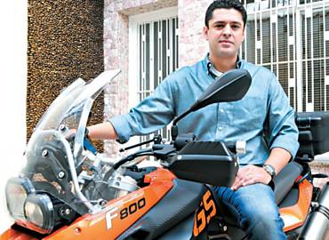 O advogado Marcelo Gracco com sua moto BMW, que usa para fazer trilhas e para trabalhar