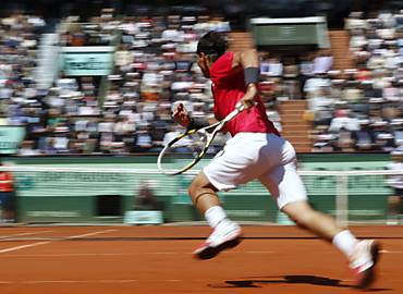Rafael Nadal rebate a bola na vitria sobre David Ferrer