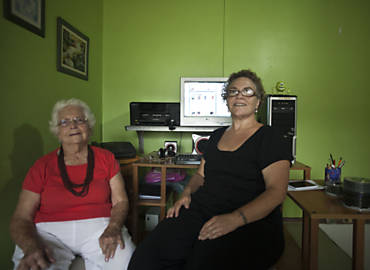 A aposentada Sueli Carvalho e sua me, Magdalena