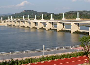 Represa no rio Han, na Coreia do Sul, parte do projeto de renovao dos quatro grandes rios do pais, o Four Rivers Project