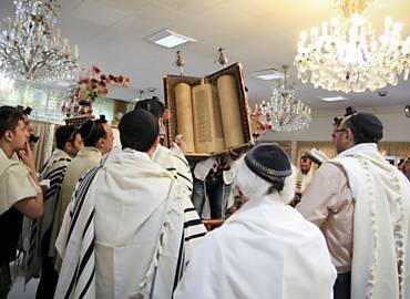 Judeus iranianos fazem reza matinal em sinagoga no centro de Teer, uma das 11 na capital do Ir; pas tem a segunda maior populao de judeus do Oriente Mdio, depois de Israel
