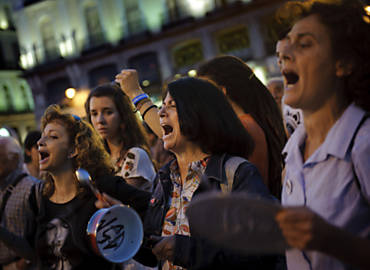 Espanholas batem panelas em protesto contra resgate bilionrio aos bancos, em Madri