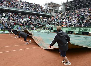 Quadra principal de Roland Garros  coberta por causa da chuva