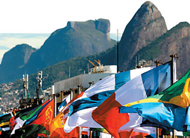 Bandeiras de pases em espao erguido no Forte de Copacabana para abrigar eventos paralelos  cpula mundial sobre desenvolvimento sustentvel