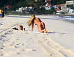 Andressa Urach na praia do Pepe na Barra da Tijuca, no Rio