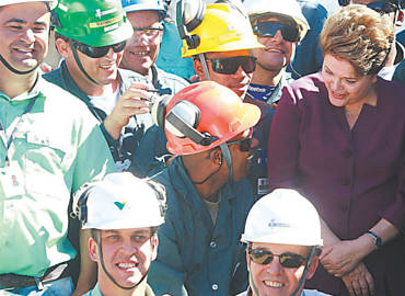 Presidente fala com trabalhadores de obras em linha frrea de BH a Sabar, em Minas