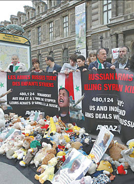 Opositores de Assad denunciam crimes contra crianas diante do museu do Louvre, em Paris