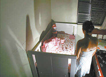 Me de Jssica (nome fictcio) mostra bero e roupas da beb nascida na maternidade Gota de Leite, em Araraquara