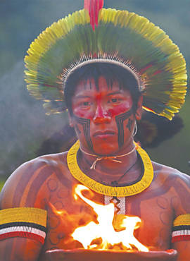 Representante da tribo manoki (MT) em cerimnia do fogo sagrado ontem na Kari-Oca