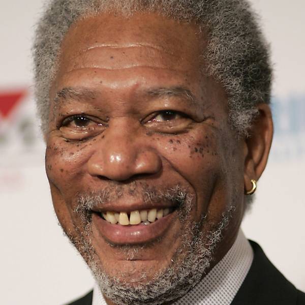 Morgan Freeman dá um belo sorriso amarelo
