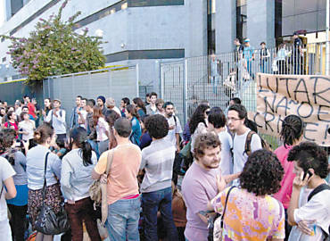 Grupo faz protesto em frente  sede da Polcia Federal, em SP, onde alunos da Unifesp estavam presos aps ato em campus