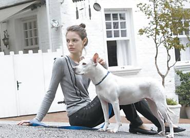 Laura Neiva e a cadela Teodora em frente ao restaurante Carlota