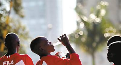 Corredores quenianos em pausa de treino para a maratona de So Paulo
