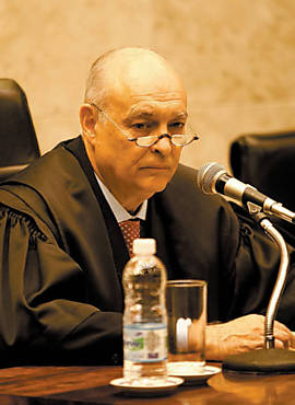 O presidente do Tre, Alceu Navarro, em sesso da corte