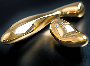 O estimulador de clitris YVA (R$ 8.999) e o vibrador Olga (R$ 6.999) so de ao inoxidvel banhado a ouro 18 quilates. Esto  venda na Loja do Prazer