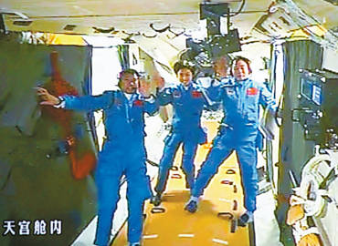 Astronautas Liu Wang, Liu Yang e Jing Haipeng passeiam pelo mdulo orbital chins