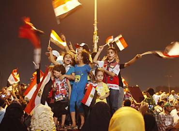 Filhos de apoiadores de Mursi celebram na praa Tahrir
