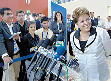 A presidente Dilma Rousseff durante entrevista no aeroporto de Los Cabos, no Mxico
