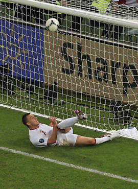 John Terry chuta para salvar a Inglaterra; a bola entrou, mas o gol no foi validado