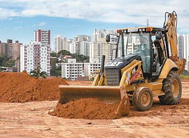 Em S. Jos dos Campos, trator faz terraplanagem na Vila Ema, um dos primeiros bairros a crescer