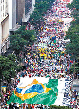 Passeata ontem na av. Rio Branco, centro do Rio, com 15 mil pessoas, segundo a polcia