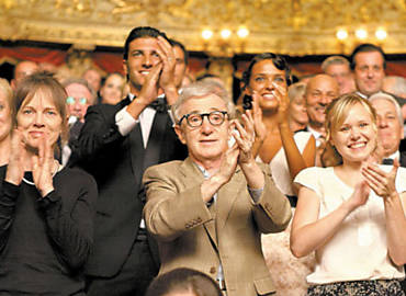 Woody Allen com Judy Davis (esq.) e Alison Pill, que vivem sua mulher e sua filha no longa