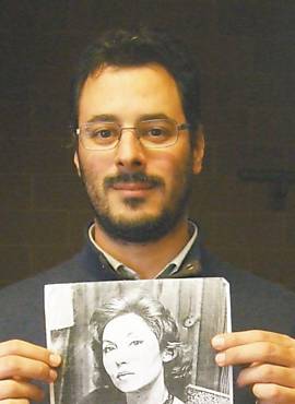 O escritor Pedro Eiras posa com retrato de Clarice Lispector