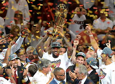 LeBron ergue a taa de campeo da NBA, em Miami