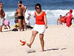 Patrícia Poeta se diverte com a família na praia do Leblon, no Rio