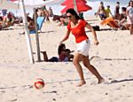 Patrícia Poeta se diverte com a família na praia do Leblon, no Rio