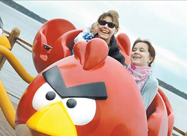 Turistas no parque temtico "Angry Birds", em Tempere, na Finlndia
