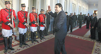 Federico Franco, novo presidente do Paraguai, acena na chegada ao palcio presidencial na capital, Assuno, ontem