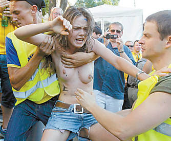 Seguranas detm manifestante feminista na Eurocopa