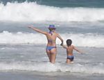 Nivea Stelmann brinca com filho na praia da Barra da Tijuca, no Rio