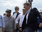 O secretário-geral da Fifa, Jérôme Valcke (centro), ao lado do ex-jogador Ronaldo chuta bola durante visita às obras da arena Pernambuco, em Recife Leia mais