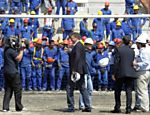 O secretário-geral da Fifa, Jérôme Valcke (centro), visita às obras da arena Pernambuco, em Recife Leia mais