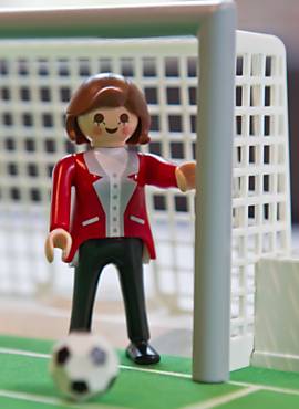 Boneco Playmobil inspirado na chanceler alem, Angela Merkel,  exposto na sede da companhia criadora do brinquedo infantil; produto no est  venda