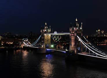 Os anis olmpicos pendurados na Tower Bridge, ponto turstico de Londres, para celebrar os 30 dias para os Jogos