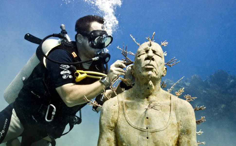 Mergulhador trabalha em uma escultura do "Museu Subaquático de Arte"