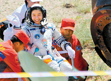 Funcionrios do programa espacial chins carregam a astronauta Liu Yang, de 33 anos
