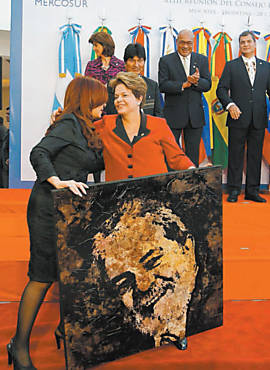 Cristina Kirchner cumprimenta Dilma com retrato de Lula