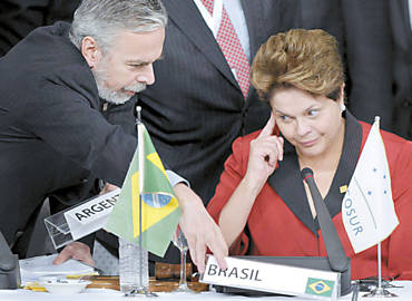 Chanceler Antonio Patriota troca as placa de identificao do Brasil e da Argentina na frente da presidente Dilma