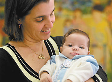 Elaine Cristfaro com seu filho Artur, hoje com 4 meses
