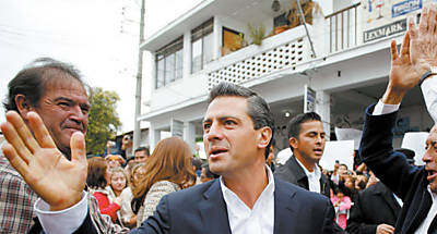 O candidato do PRI, Enrique Pea Nieto, cumprimenta eleitores aps votar; boca de urna o aponta vencedor da eleio