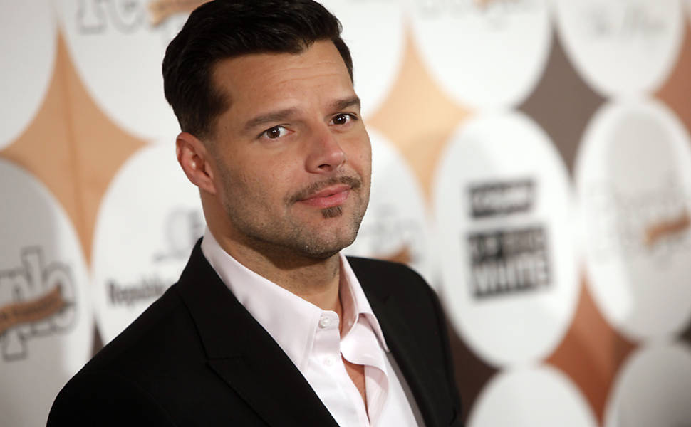 O cantor Ricky Martin divulgou que era gay por meio de seu site
