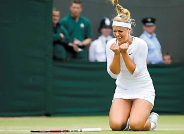 A alem Sabine Lisicki vibra aps bater Maria Sharapova em Wimbledon