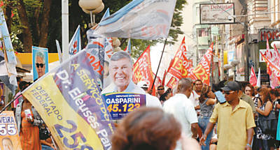 Bandeiras fazem propaganda poltica no calado de Ribeiro Preto nas eleies de 2010